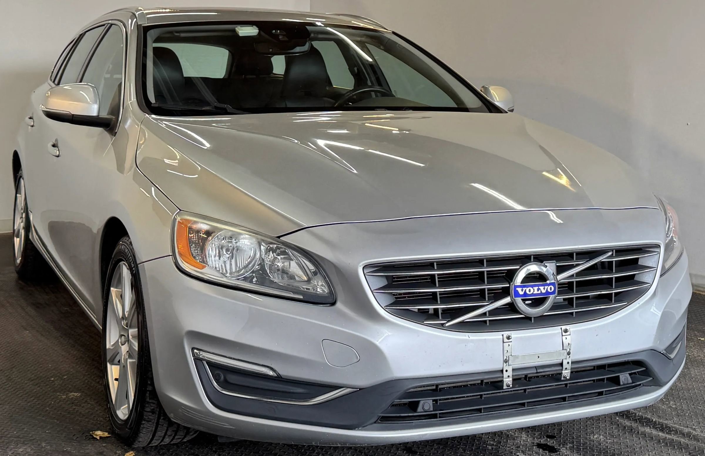 Used 2016 Volvo V60 T5 Premier w/ Convenience Package image 4
