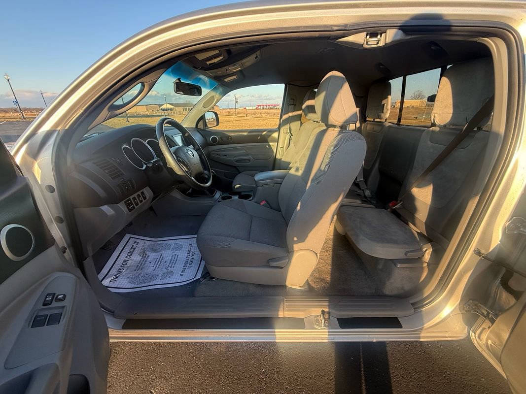 Used 2011 Toyota Tacoma 4x4 Access Cab V6 w/ Convenience Pkg image 8