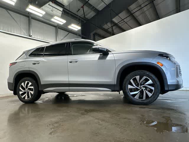 Used 2025 Volkswagen Tiguan S AWD/4WD image 3