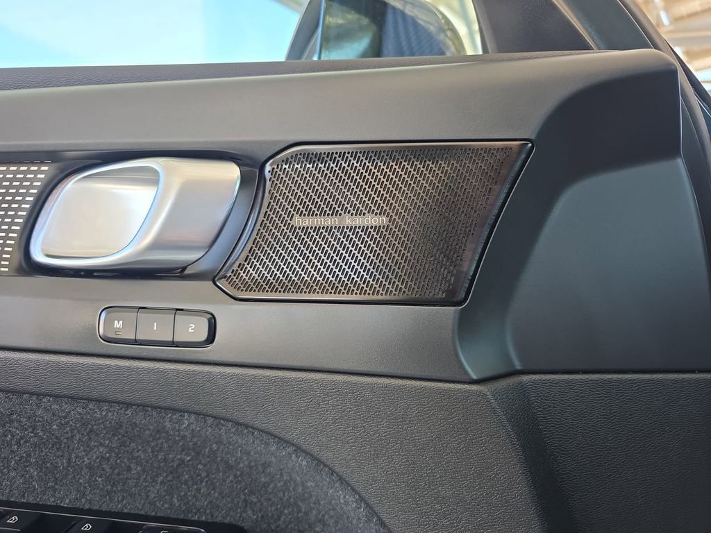 Used 2022 Volvo XC40 P8 Recharge Plus image 24