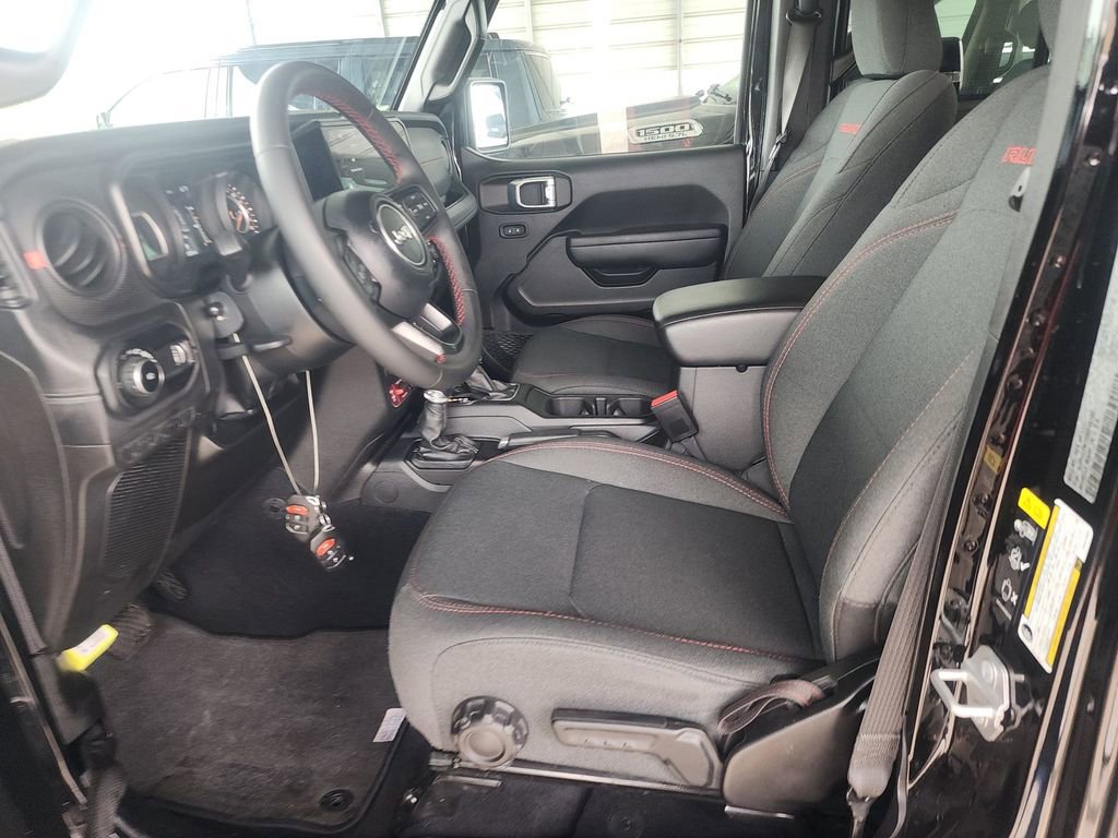 Used 2025 Jeep Wrangler Unlimited Rubicon AWD/4WD image 8