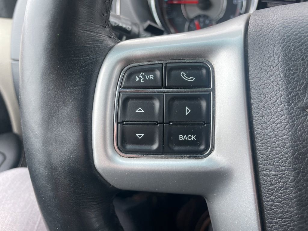 Used 2016 Chrysler Town & Country Touring w/ Driver Convenience Group image 19