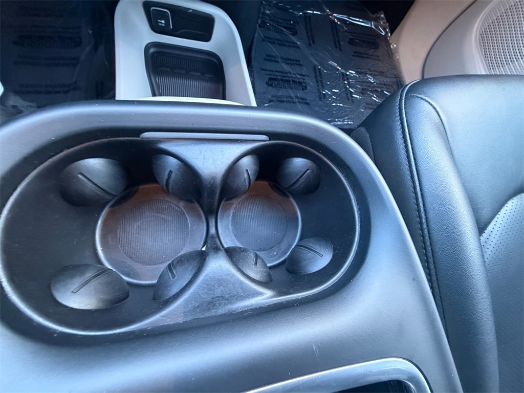 Used 2024 Chrysler Pacifica Touring-L image 23