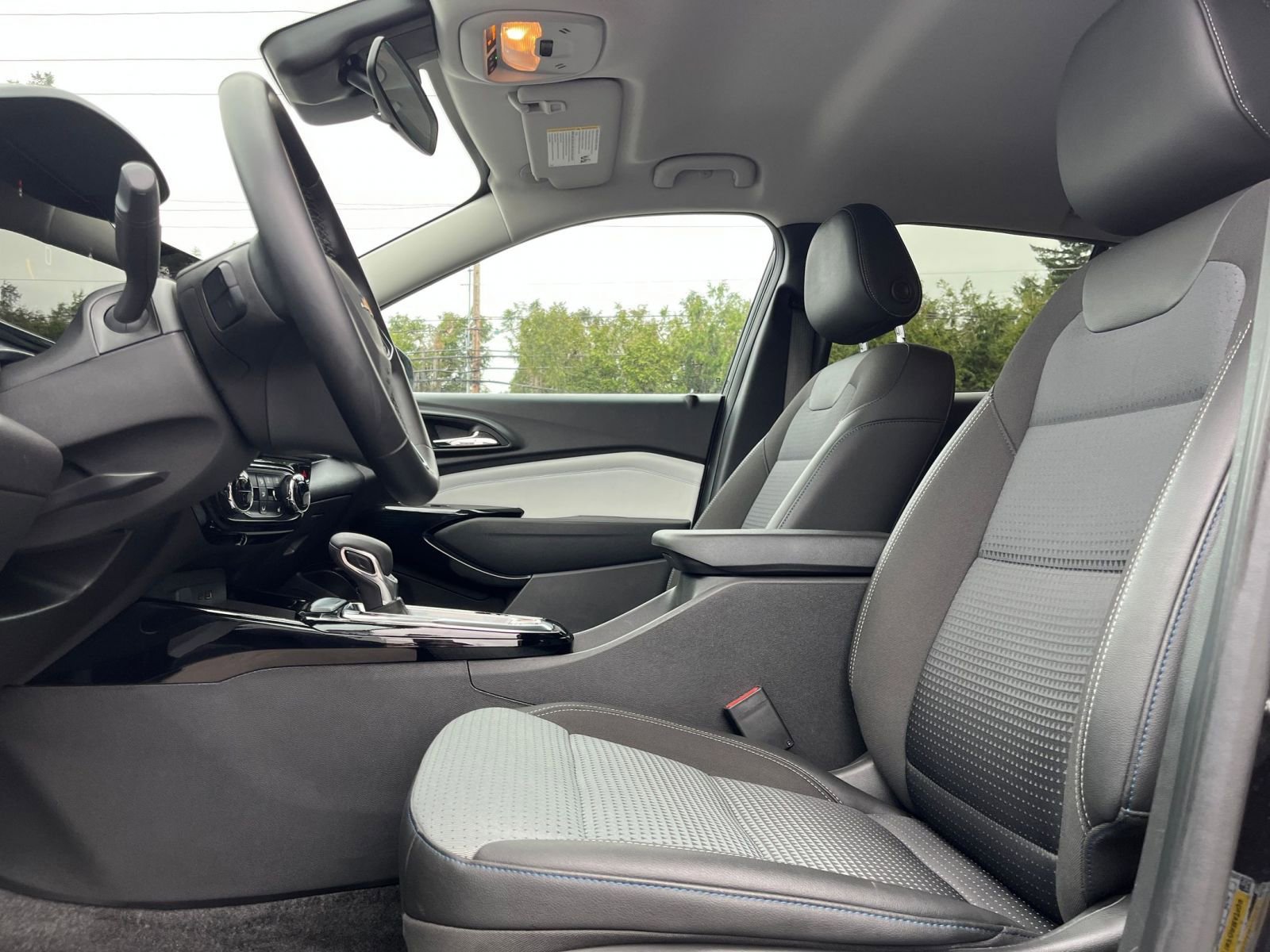 Used 2025 Chevrolet Trax LT w/ LT Convenience Package FWD image 25