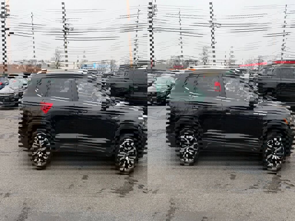 Used 2023 Volkswagen Taos SE w/ Panoramic Sunroof Package image 8