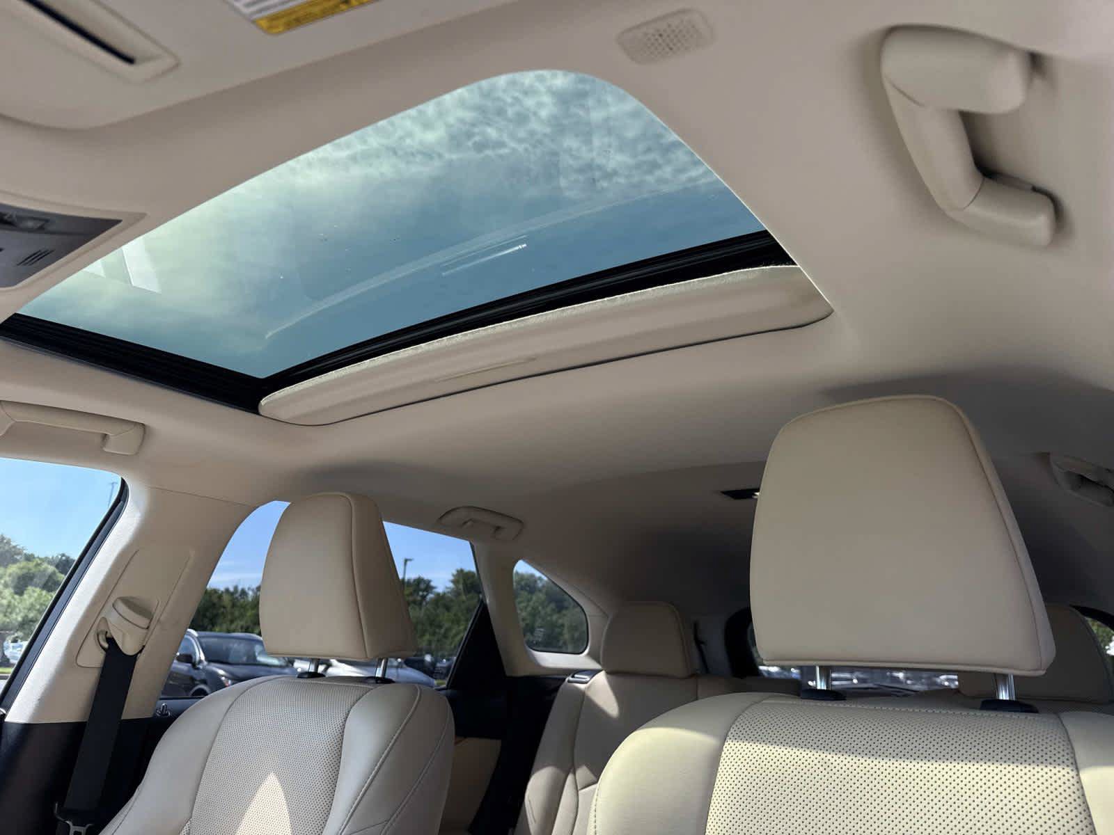 Used 2022 Lexus RX 350L Premium w/ Premium Package AWD/4WD image 4