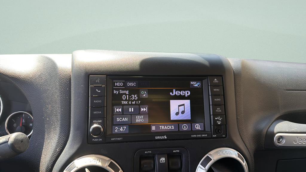 Used 2018 Jeep Wrangler Sahara w/ Connectivity Group AWD/4WD image 18