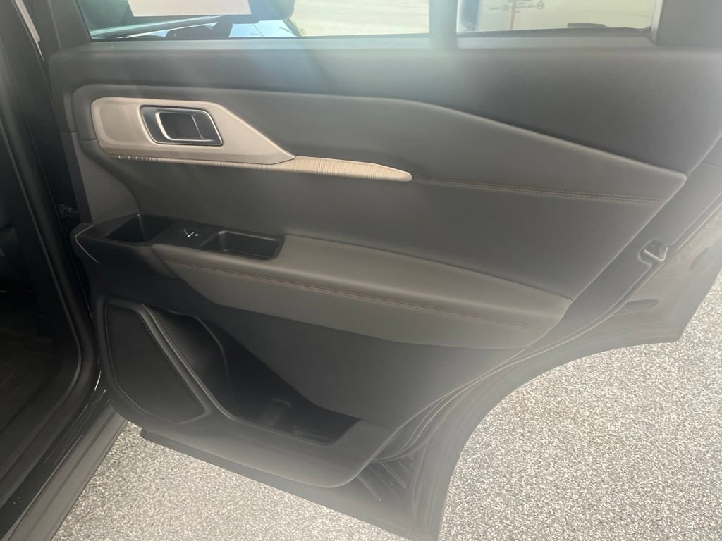 Used 2025 Ford Explorer Active AWD/4WD image 35