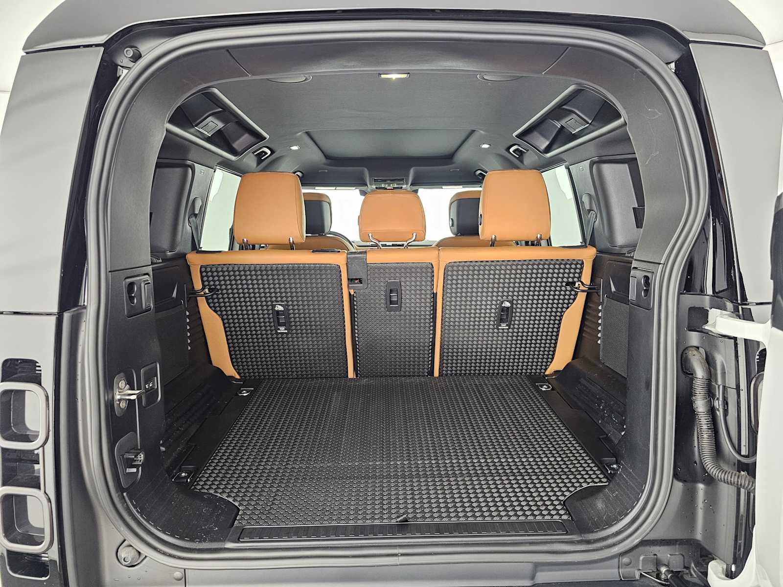 Used 2024 Land Rover Defender 110 SE image 14