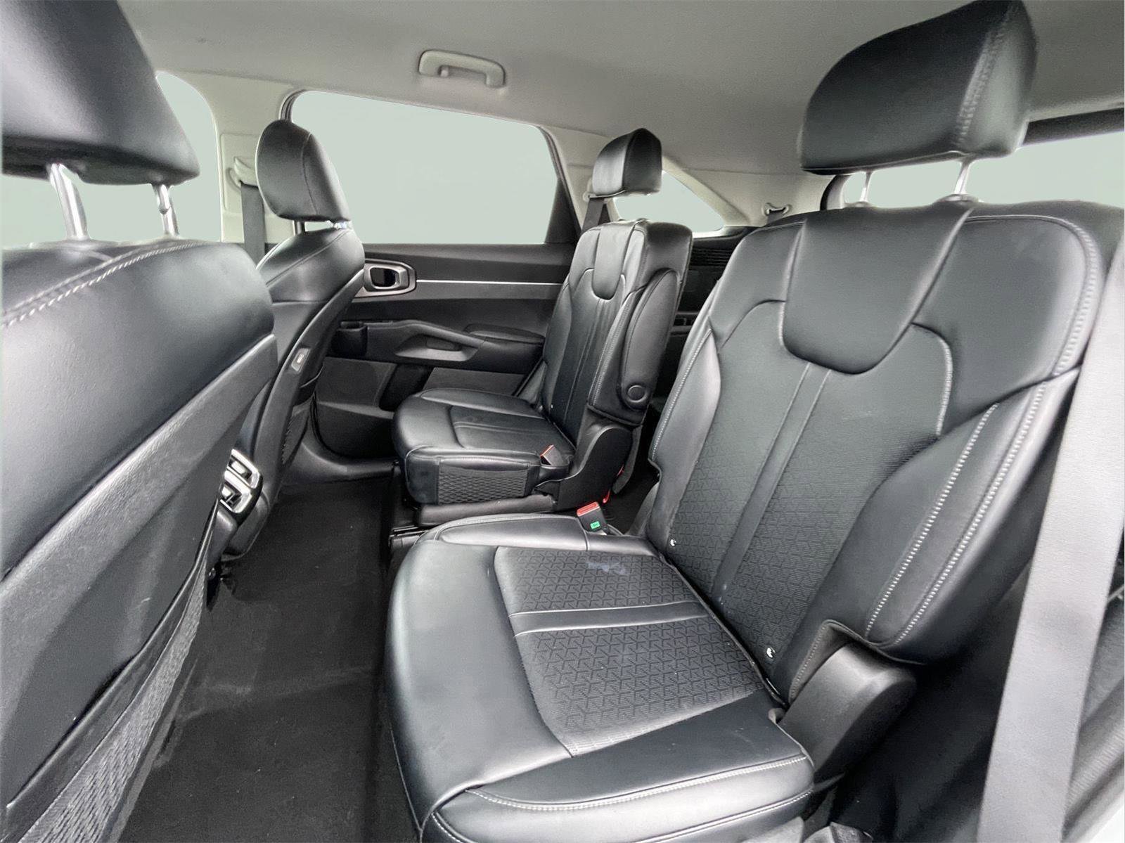 Used 2023 Kia Sorento EX image 16