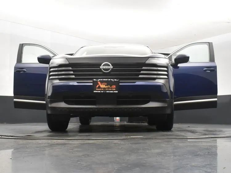 Used 2025 Nissan Kicks SV AWD/4WD image 11