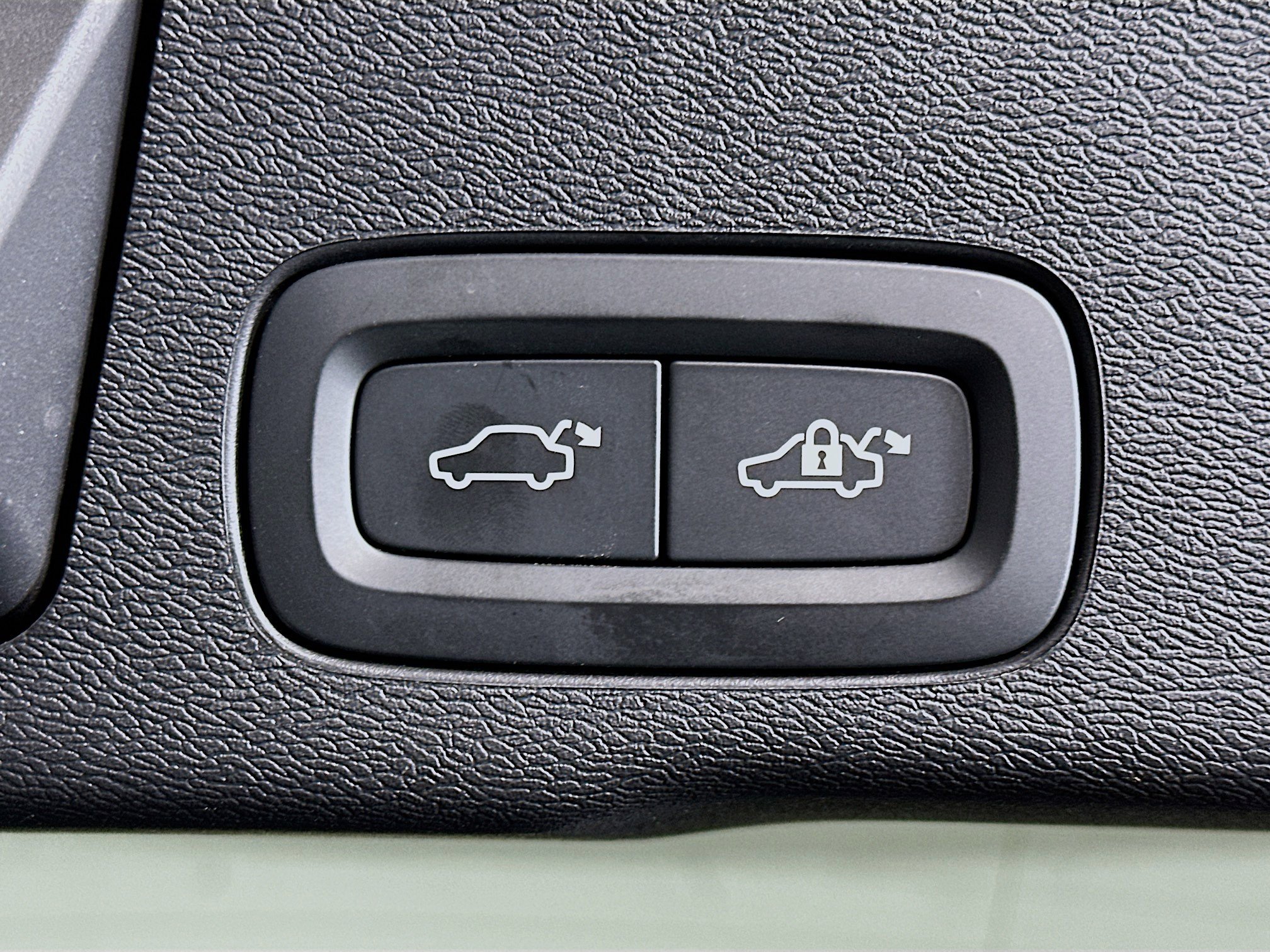 Used 2025 Volvo XC60 B5 Plus image 30