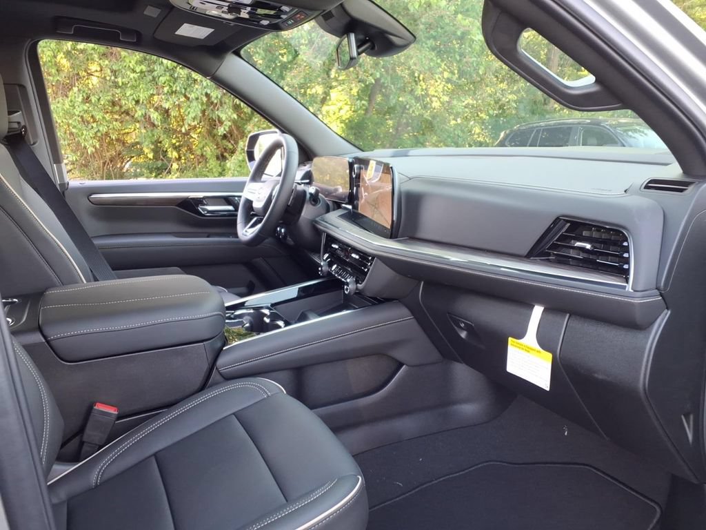 New 2026 Chevrolet Suburban Premier w/ Sun And Tow Package AWD/4WD image 18