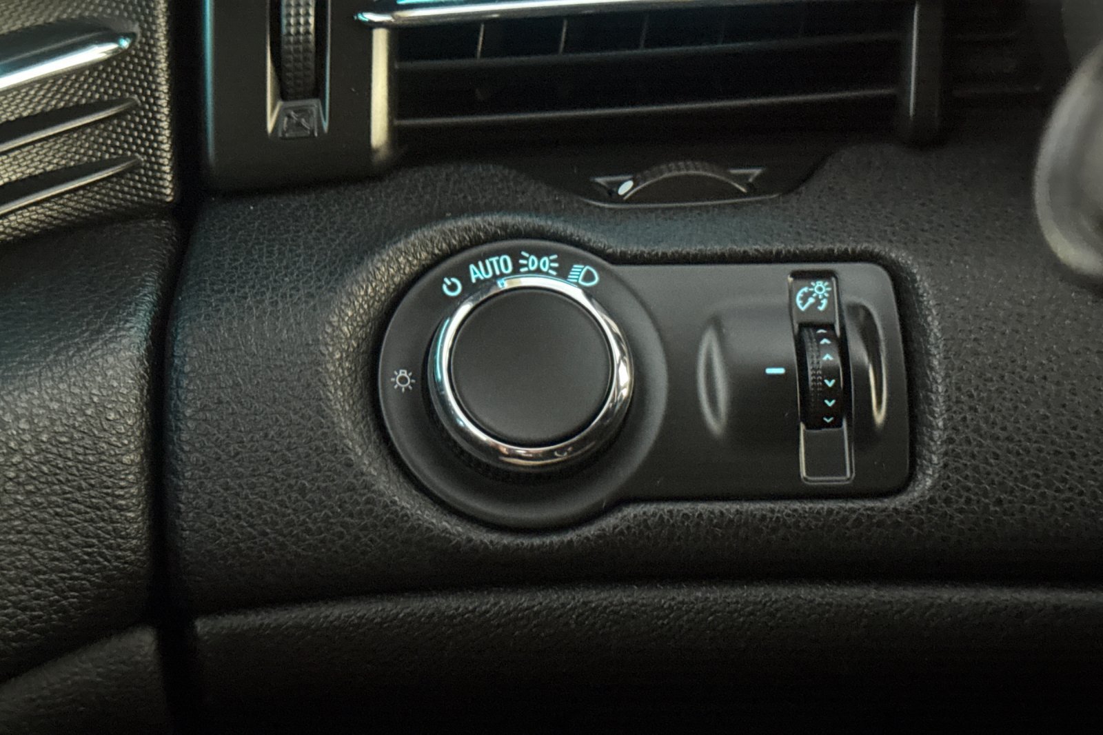 Used 2016 Chevrolet Malibu LT w/ Power Convenience Package FWD image 40