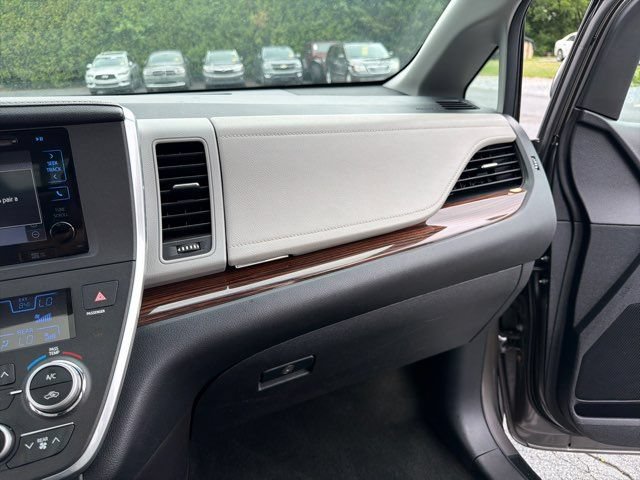 Used 2015 Toyota Sienna Limited Premium w/ Four Season Floor Mat Package AWD/4WD image 31