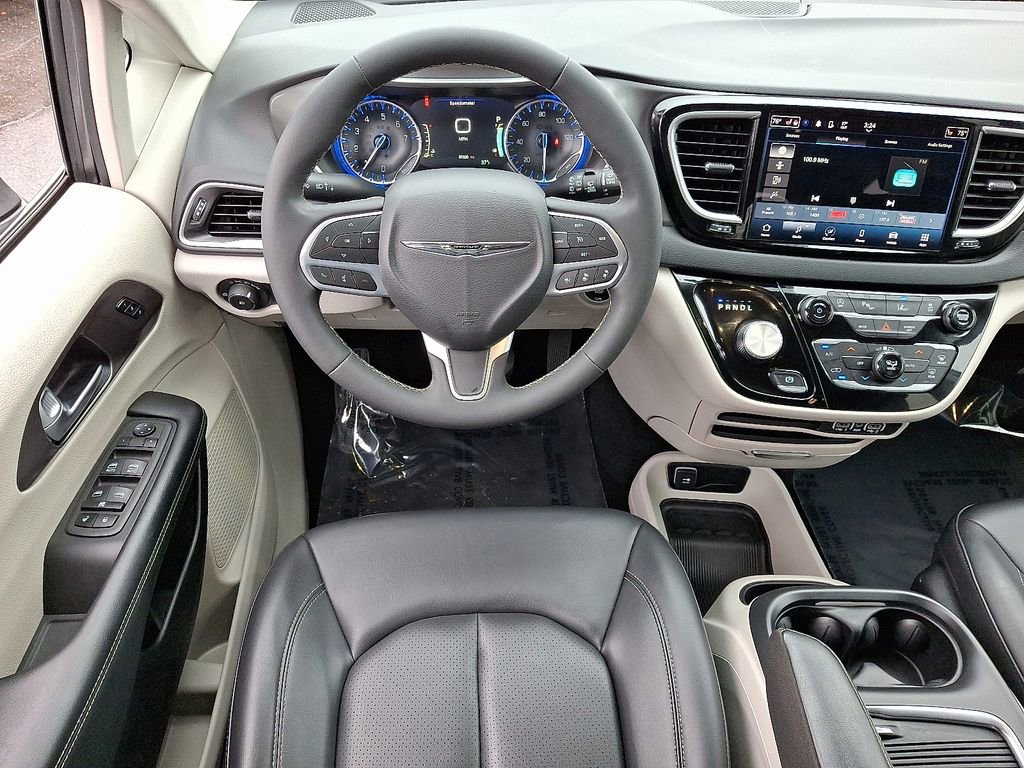 Used 2023 Chrysler Pacifica Touring-L image 12