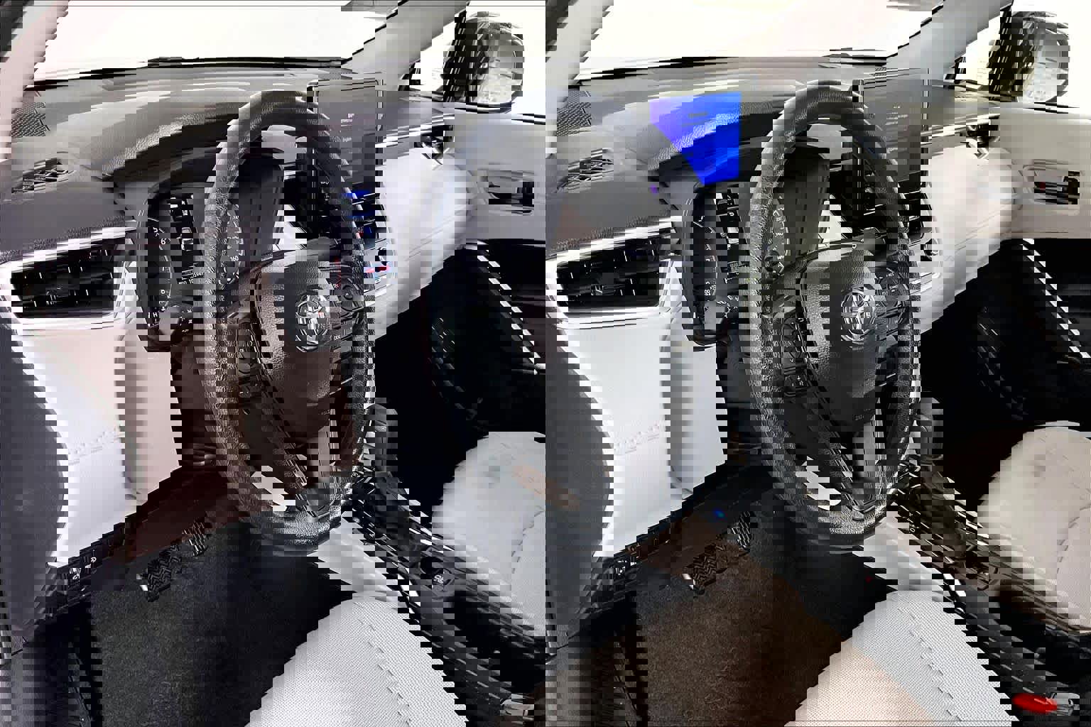 Used 2025 Toyota Corolla Cross L image 16