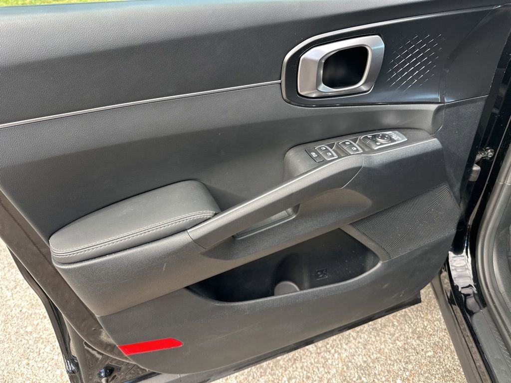 Certified 2025 Kia Sorento S image 11