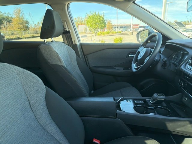 Used 2023 Nissan Rogue SV image 3