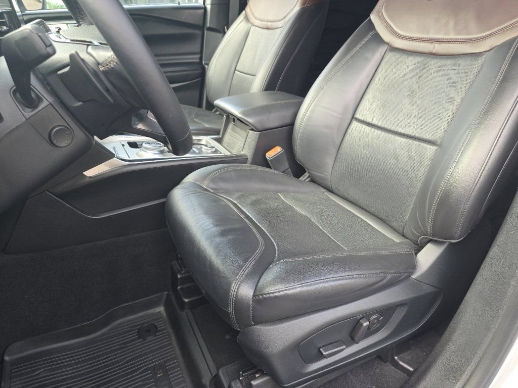 Used 2021 Ford Explorer Platinum w/ Premium Technology Package AWD/4WD image 30