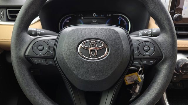 Certified 2025 Toyota RAV4 LE image 30