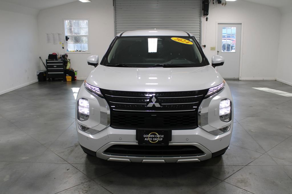 Used 2024 Mitsubishi Outlander 4WD Plug-In Hybrid image 3