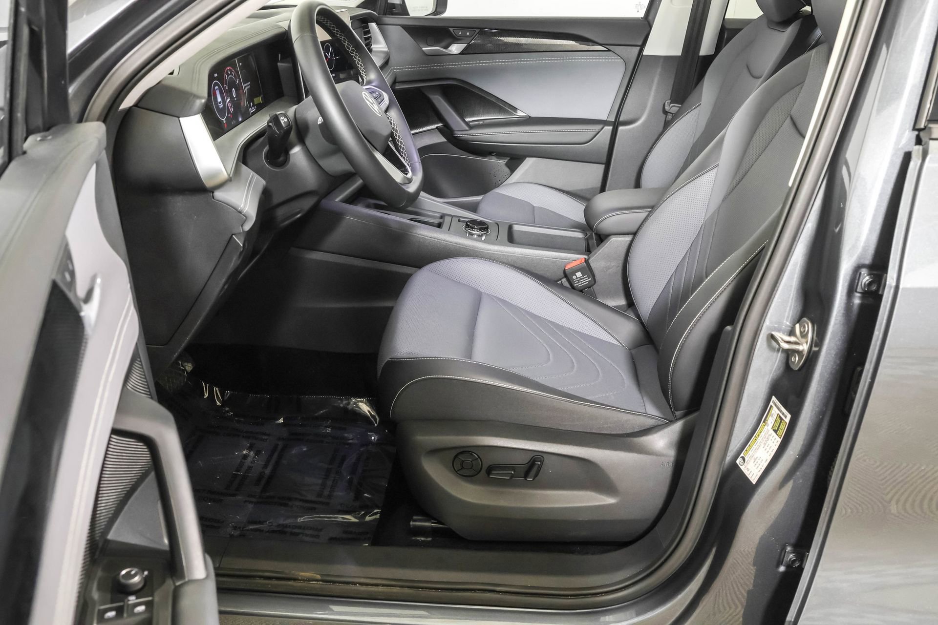 Used 2025 Volkswagen Tiguan SE w/ Panoramic Sunroof Package image 22