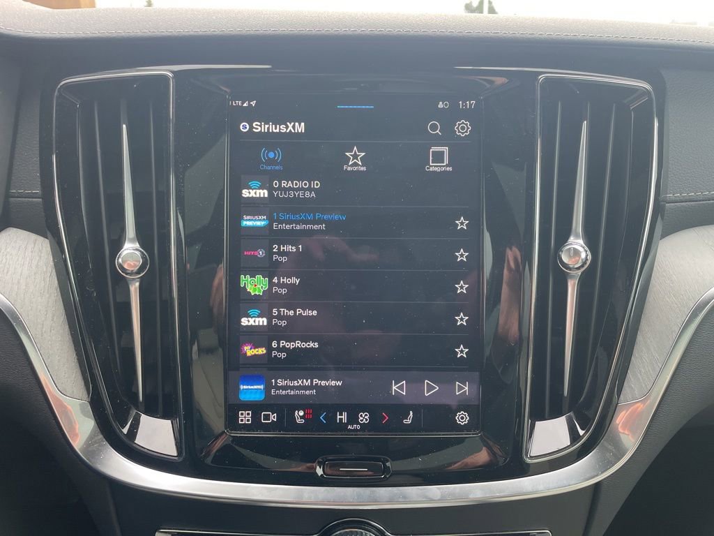 Certified 2025 Volvo V60 B5 Cross Country Ultra image 40