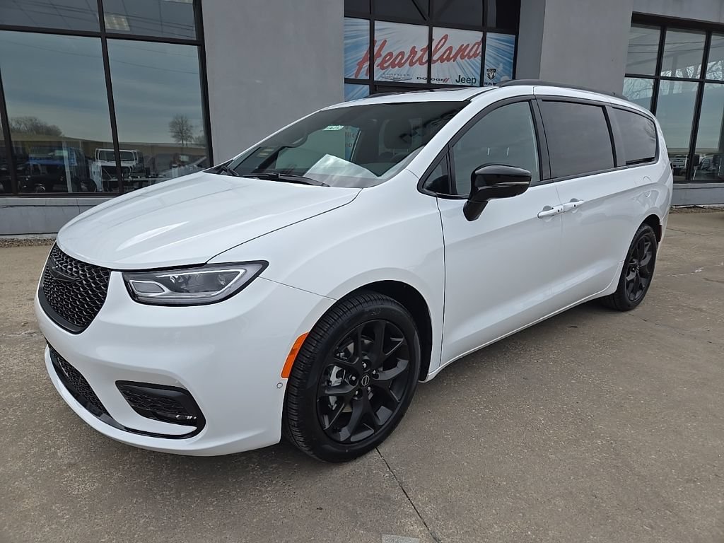New 2026 Chrysler Pacifica Select w/ S Appearance Package FWD image 2