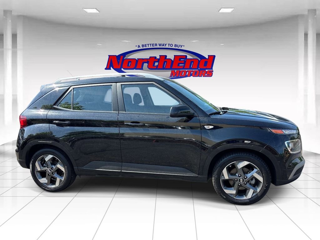 Used 2025 Hyundai Venue SEL FWD image 2