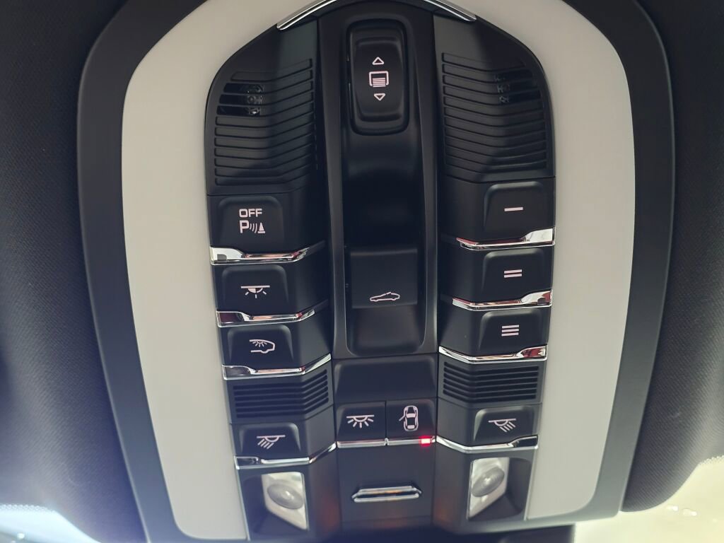 Certified 2025 Porsche Macan image 42