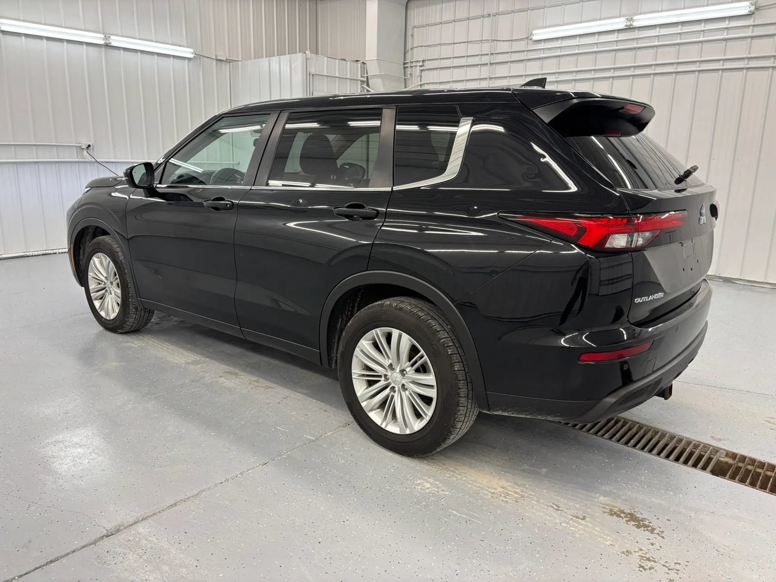 Used 2024 Mitsubishi Outlander ES AWD/4WD image 3