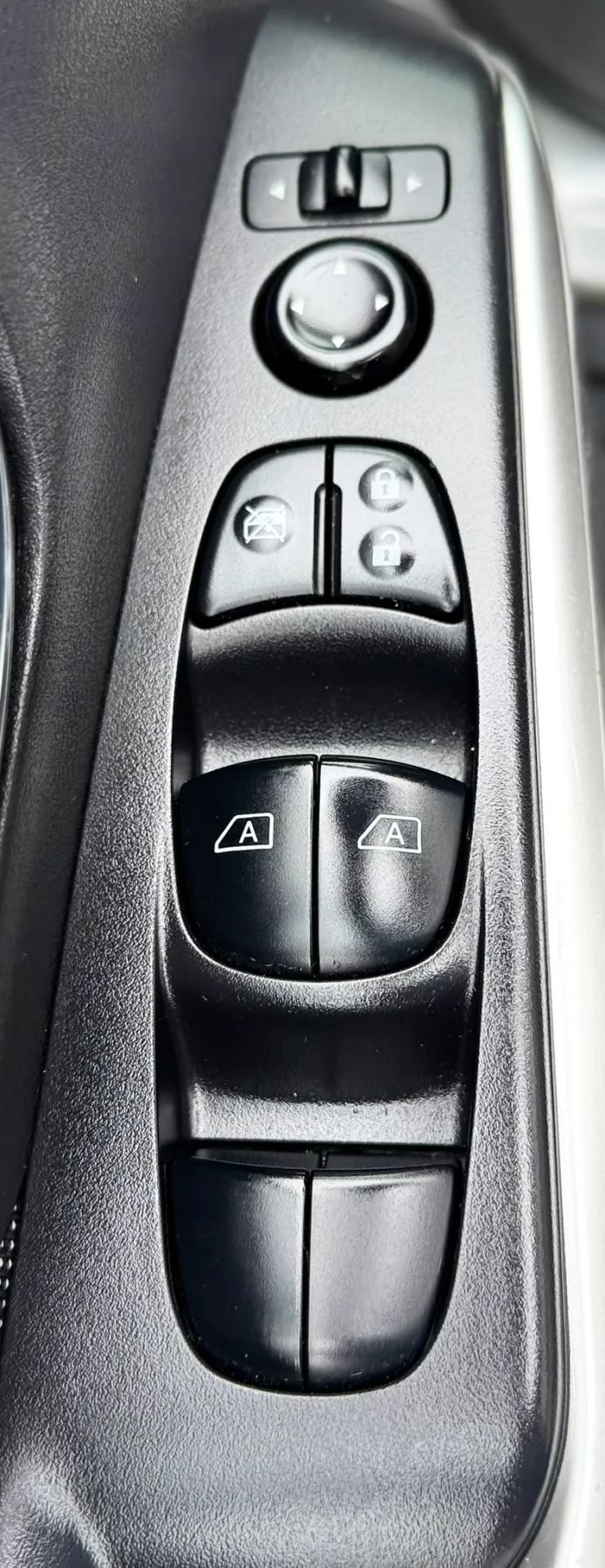 Used 2020 Nissan Kicks SV FWD image 21