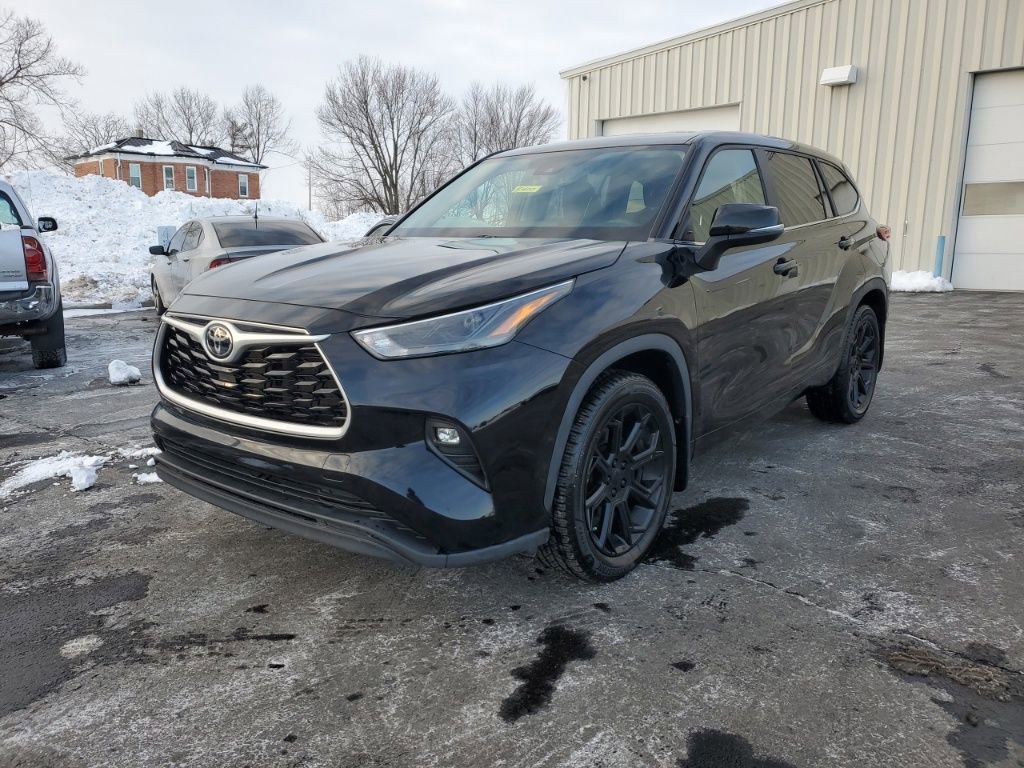Used 2023 Toyota Highlander LE image 3