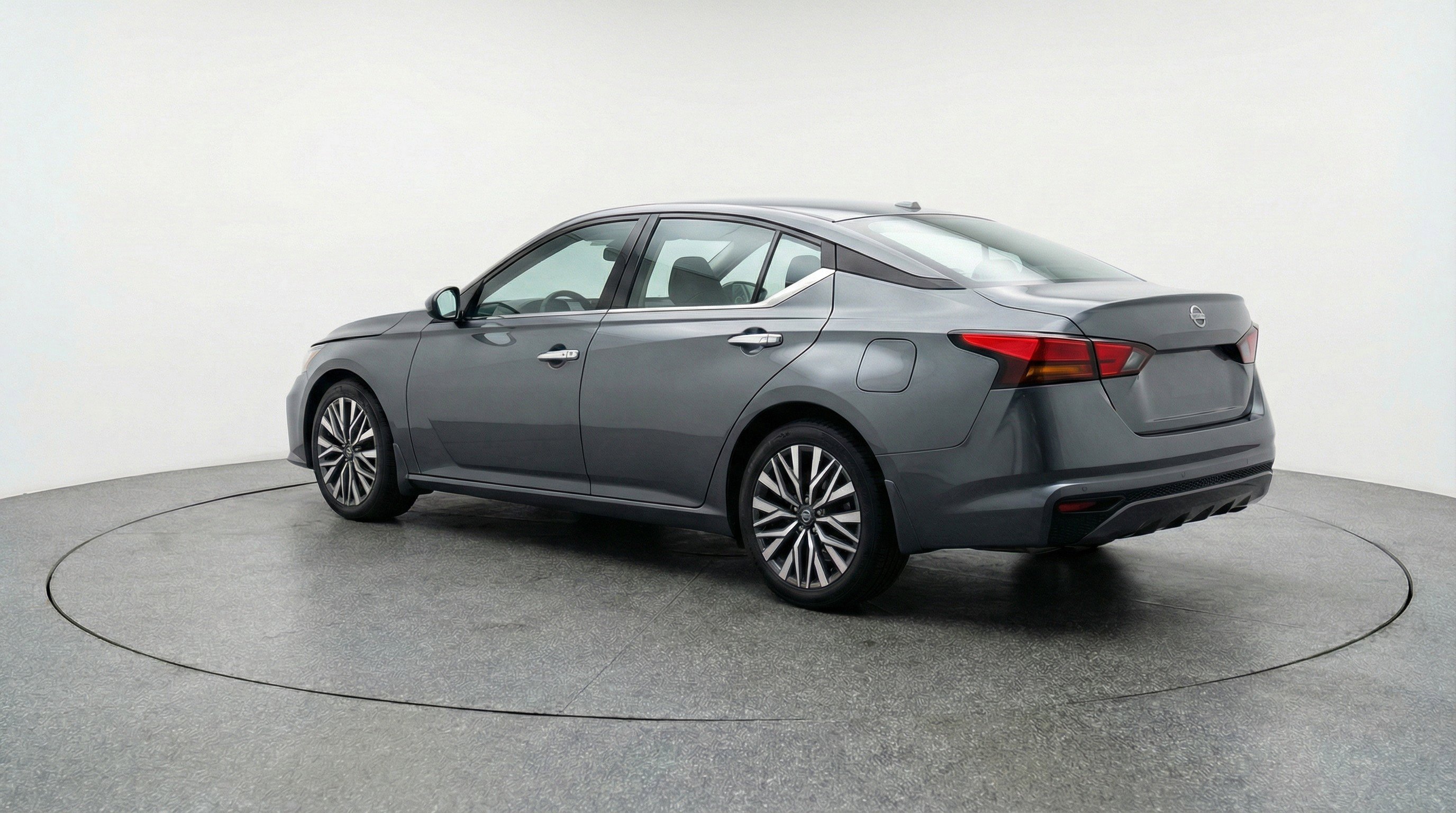 Used 2025 Nissan Altima 2.5 SV FWD image 6