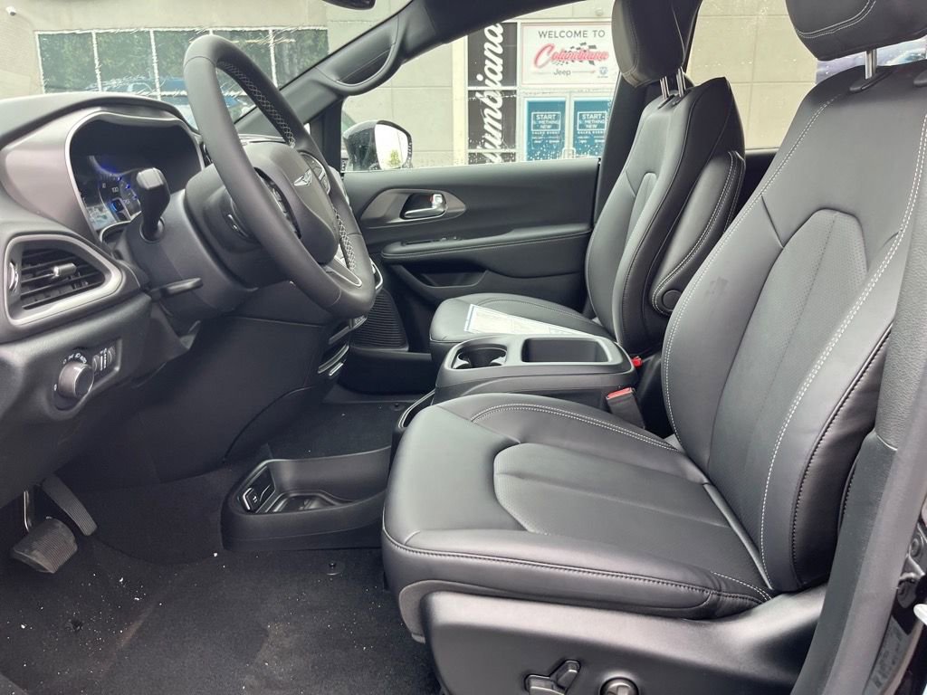 New 2025 Chrysler Voyager LX image 6