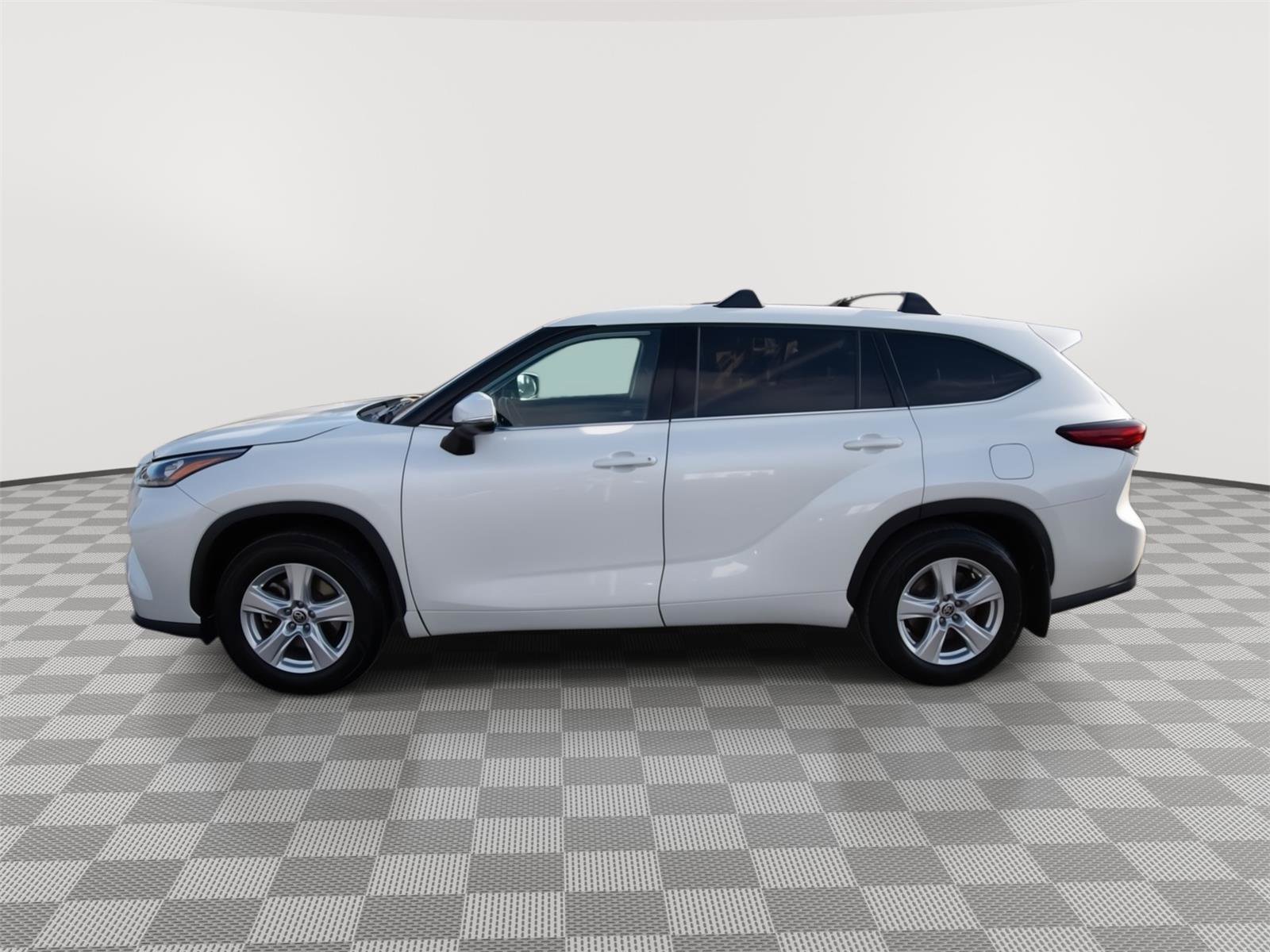 Used 2020 Toyota Highlander LE image 6