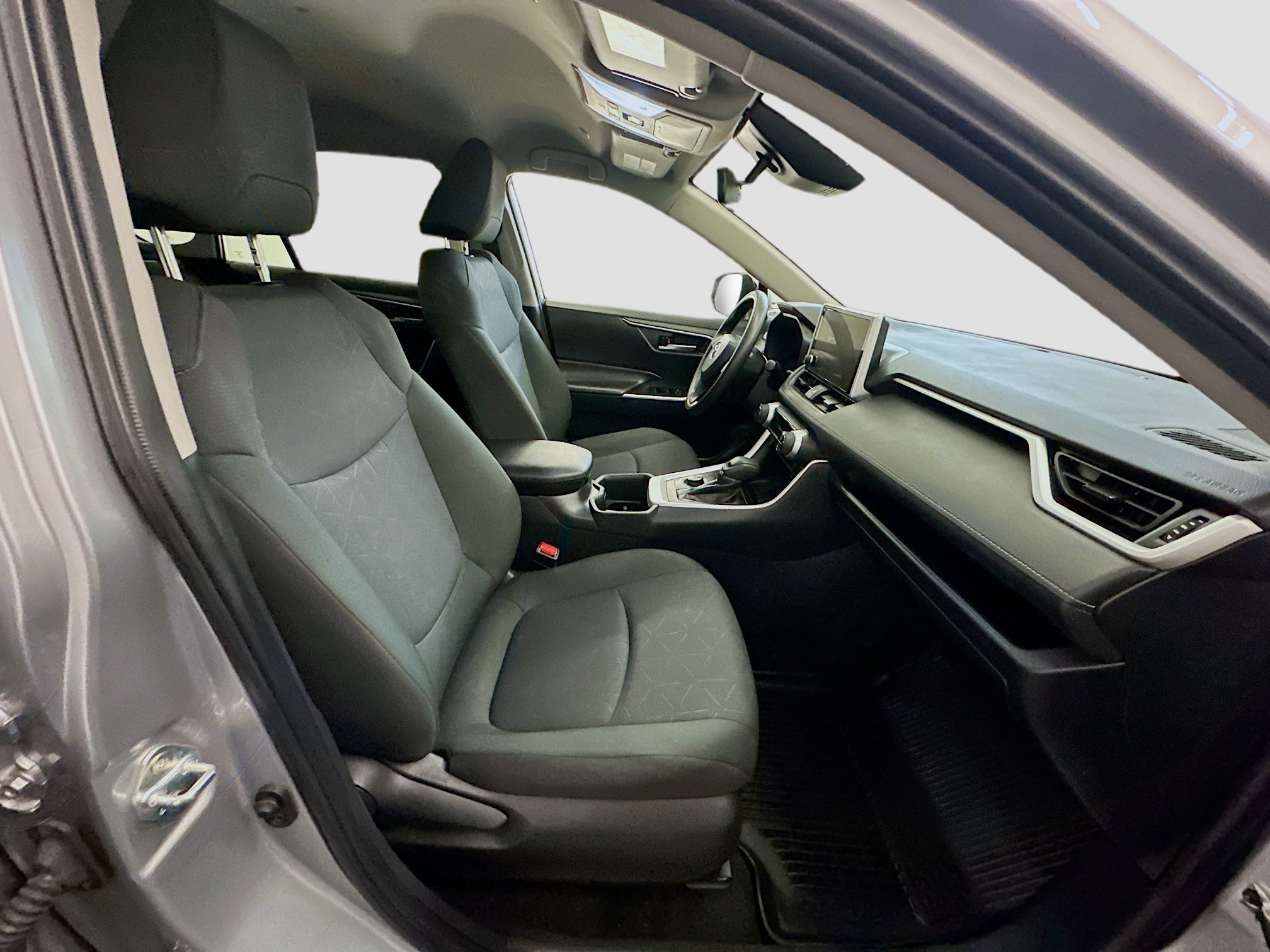 Used 2025 Toyota RAV4 XLE image 32