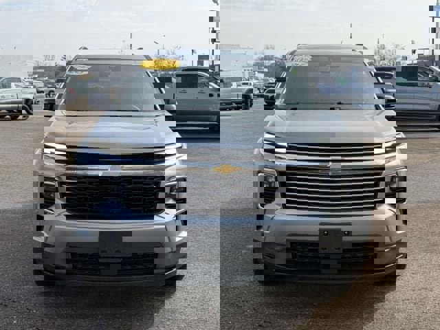 Used 2025 Chevrolet Traverse LT image 3