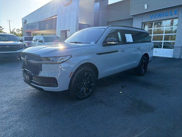 Used 2025 Lincoln Navigator L Reserve w/ Jet Appearance Package image 4