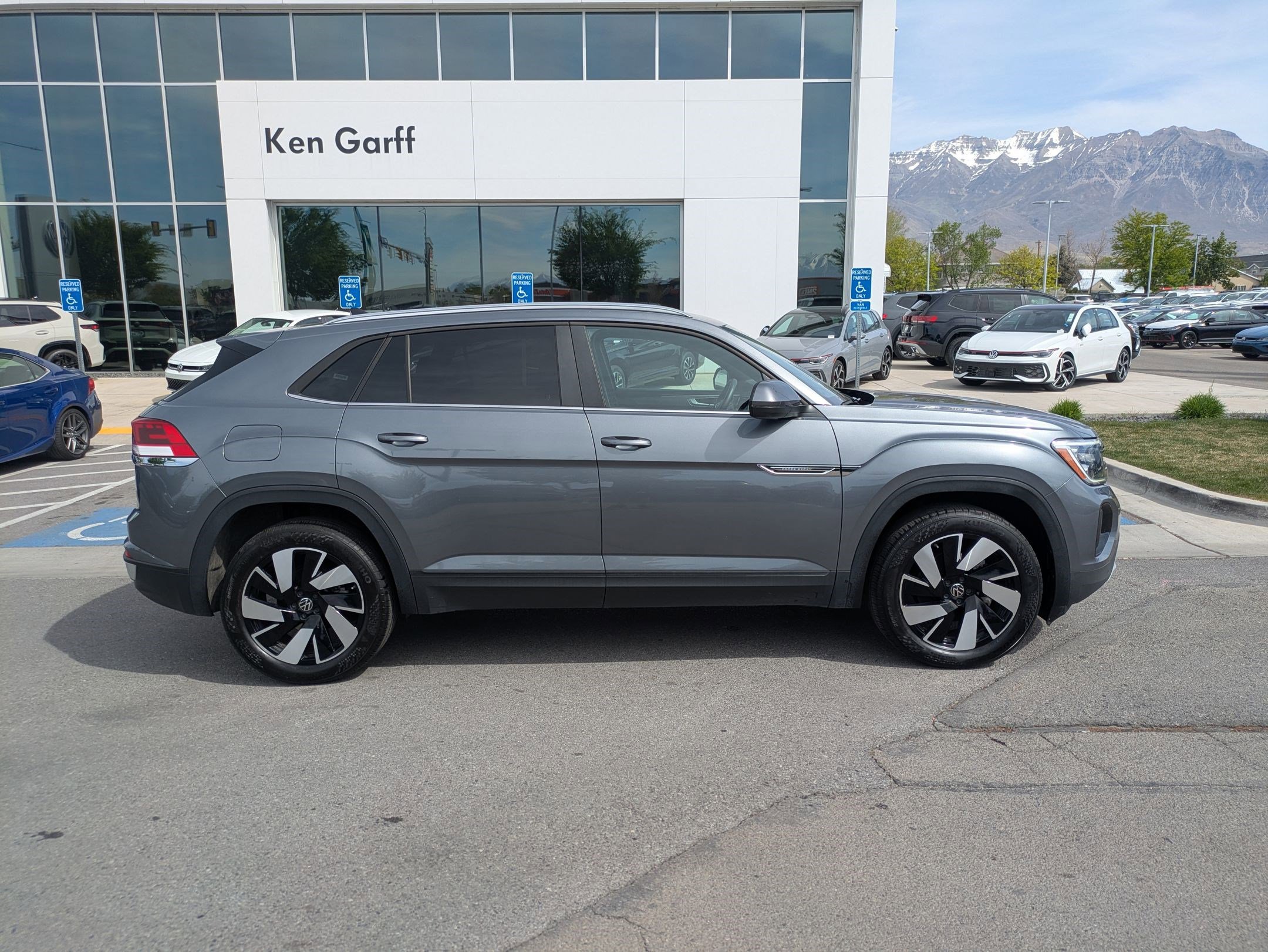 Used 2025 Volkswagen Atlas Cross Sport SE image 2