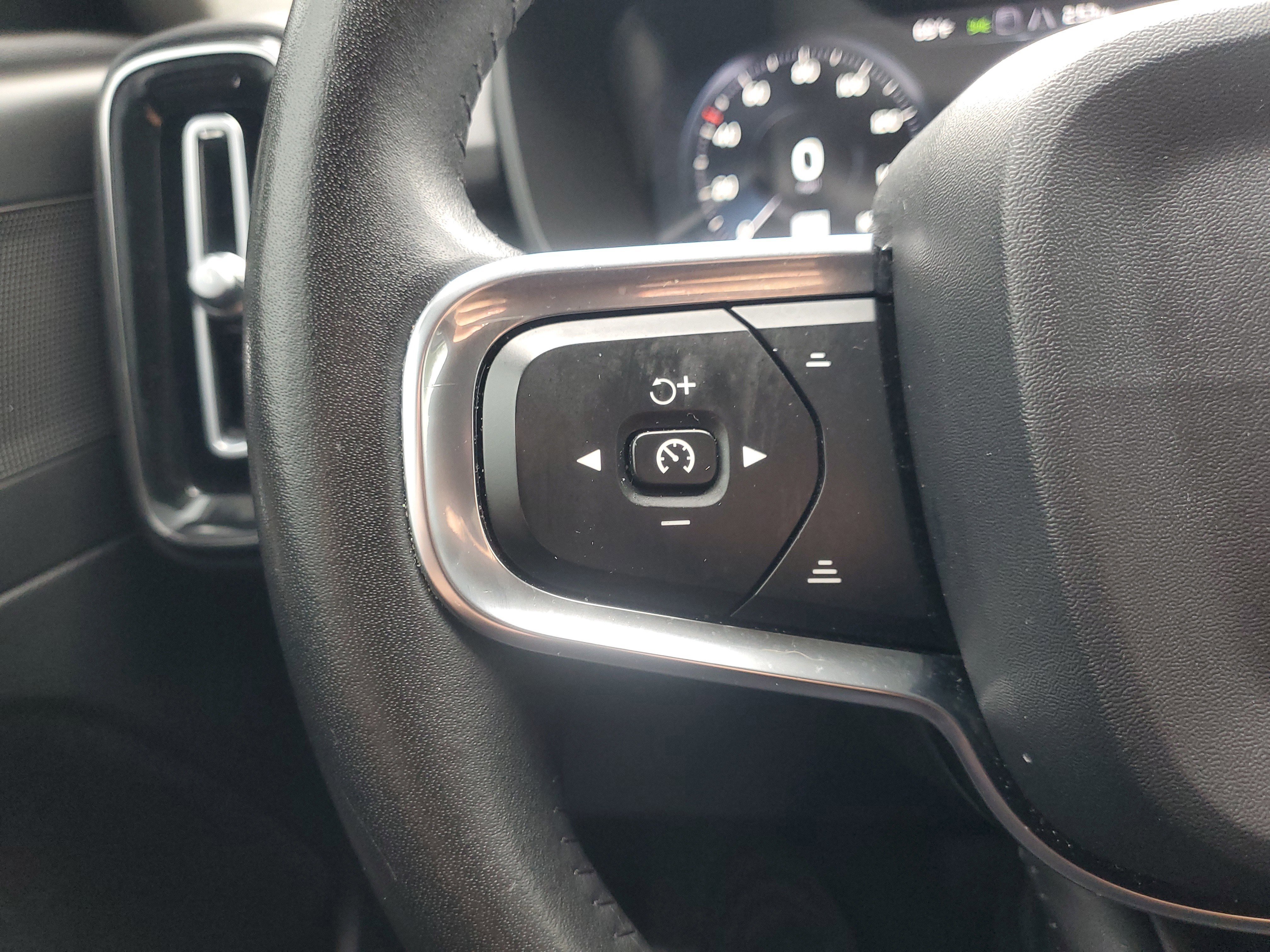 Used 2021 Volvo XC40 T4 Momentum w/ Protection Package Premier image 21