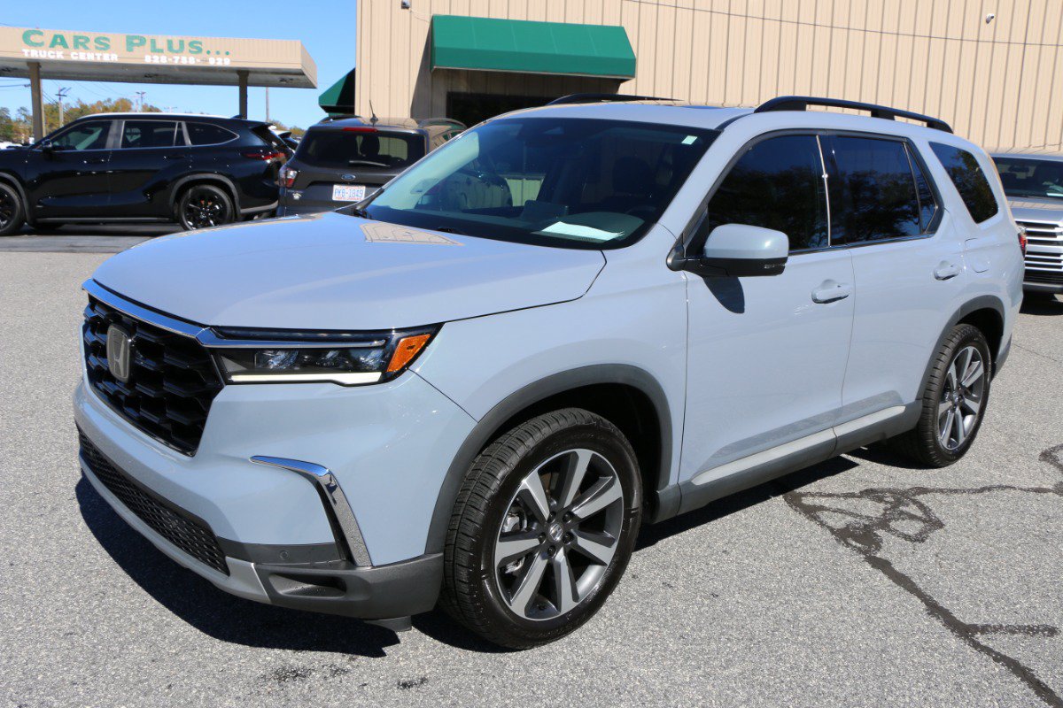 Used 2025 Honda Pilot Touring image 1