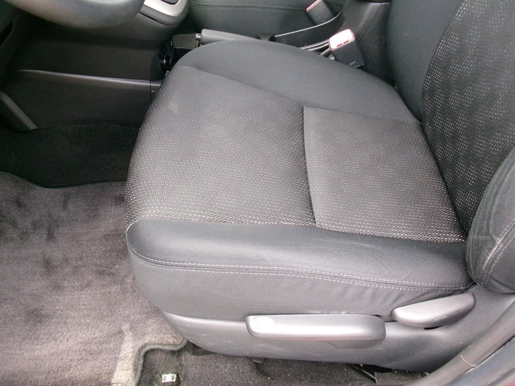Used 2009 Pontiac Vibe w/ Preferred Package FWD image 12