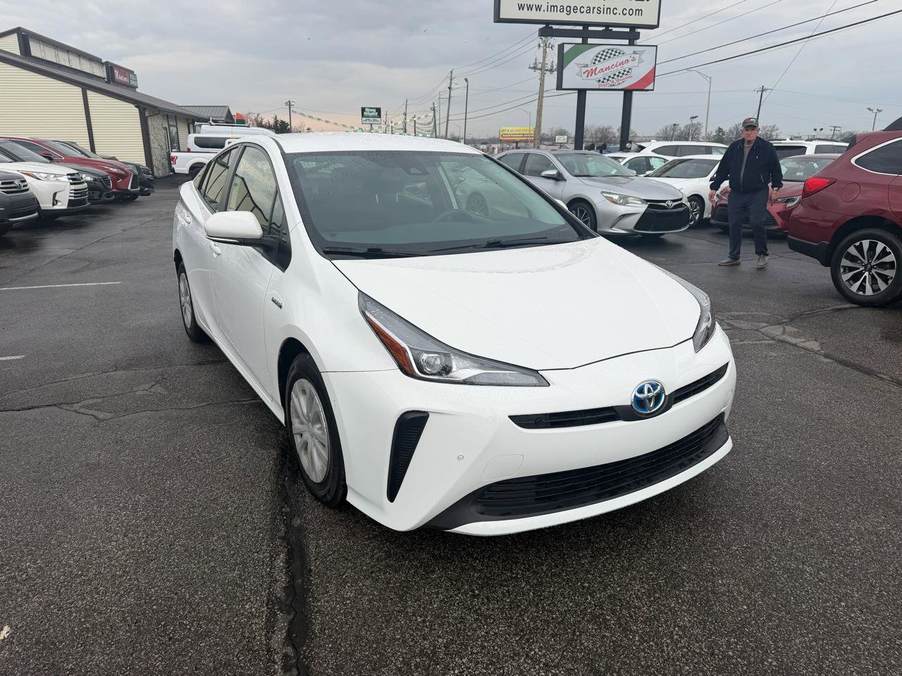 Used 2021 Toyota Prius LE FWD image 4