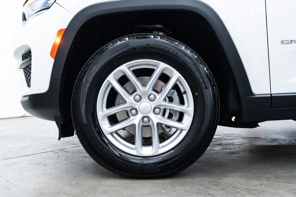 Used 2023 Jeep Grand Cherokee Laredo X AWD/4WD image 7