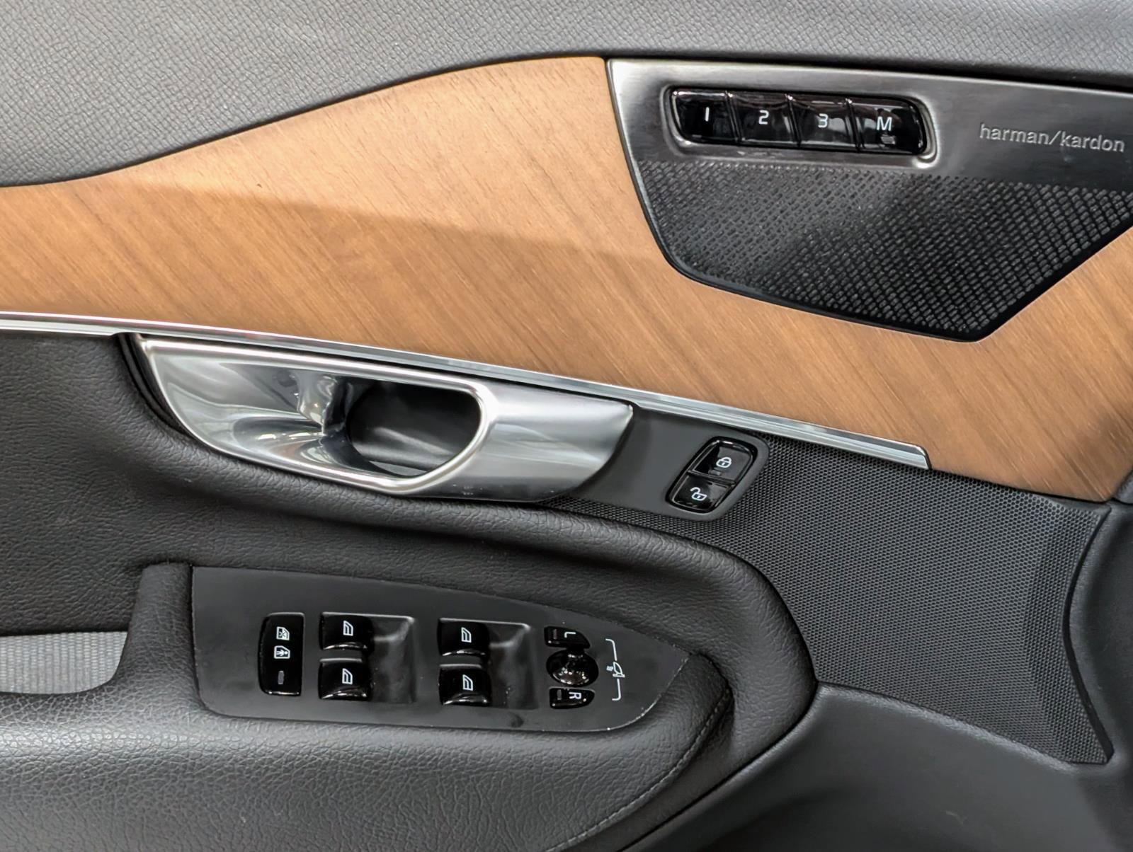 Used 2022 Volvo XC90 T6 Momentum w/ Advanced Package image 14