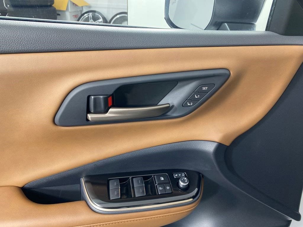 Used 2025 Toyota Crown Signia Limited w/ Advanced Technology Package image 10