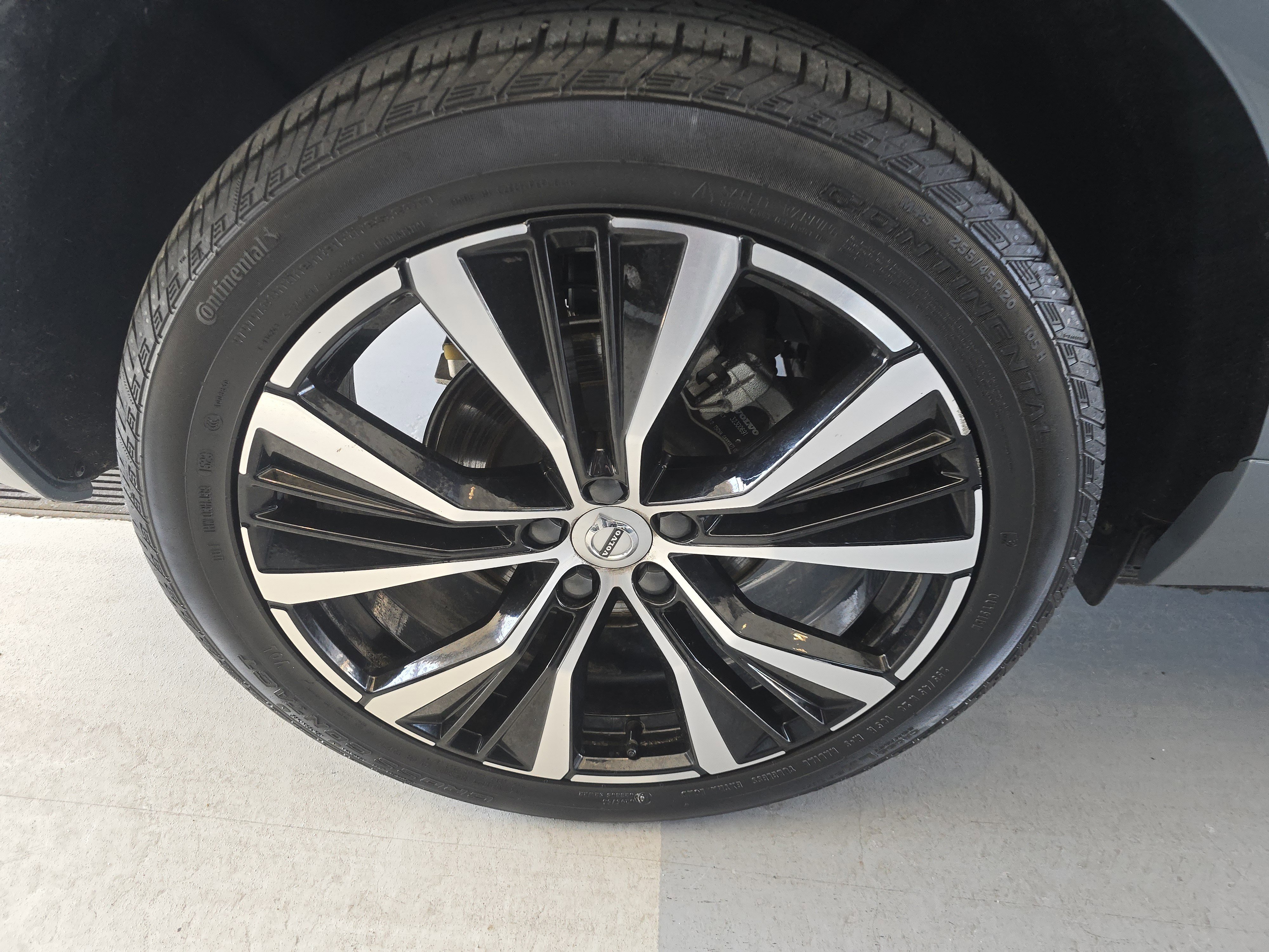 Used 2024 Volvo XC60 B5 Plus w/ Climate Package image 12