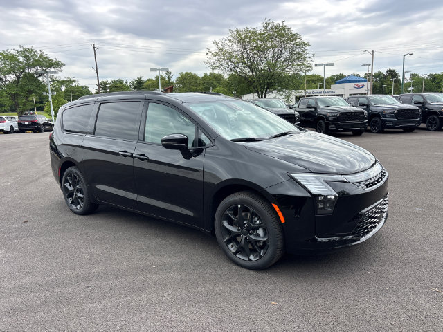 New 2027 Chrysler Pacifica Limited AWD/4WD image 2